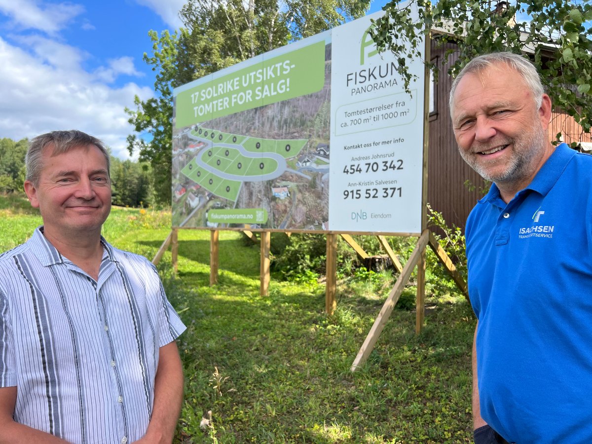 Kim Lande og Rune Isachsen foran et skilt av de 17 tomtene på Fiskum Panorama. Foto.