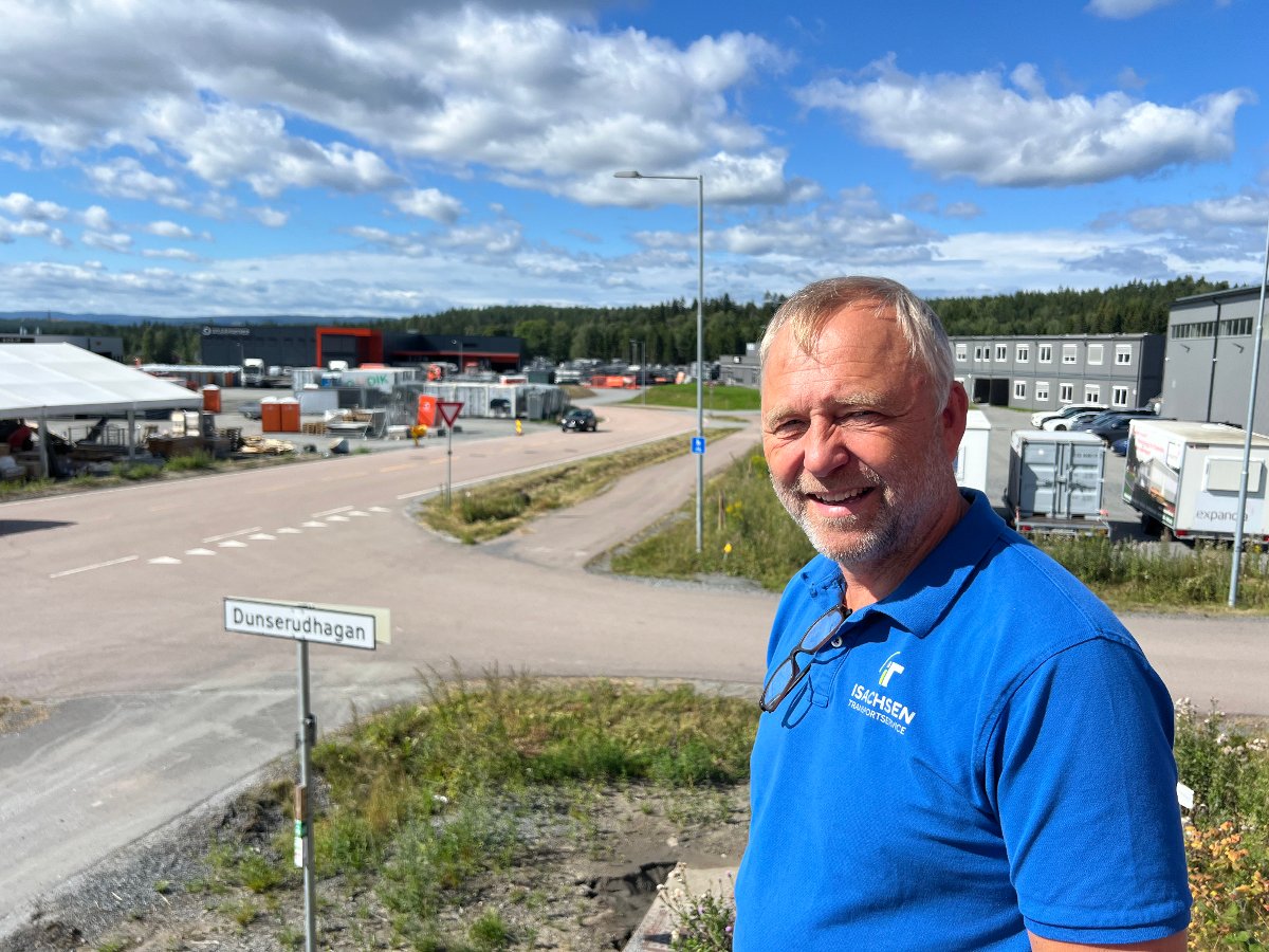 Rune Isachsen stående ved en vei og et skilt det står Dunserudhagan på. Foto.