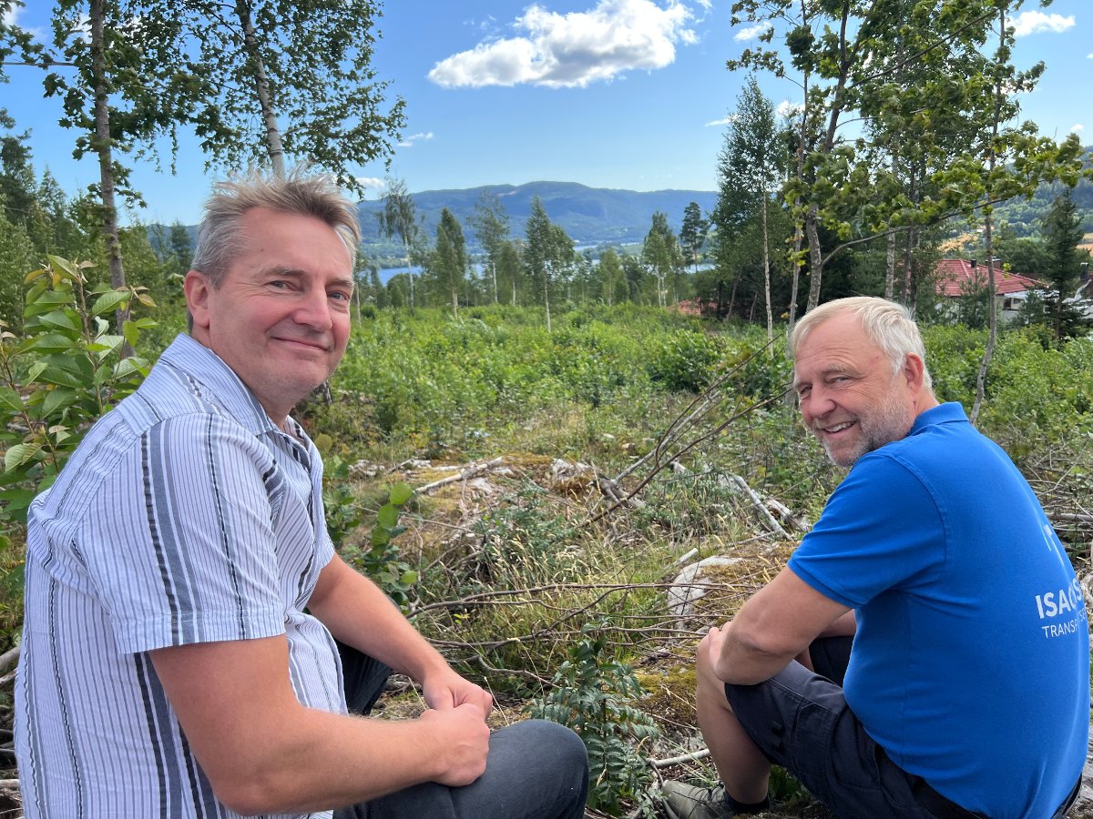 Kim Lande og Rune Isachsen foran naturen på Fiskum Panorama. Foto.