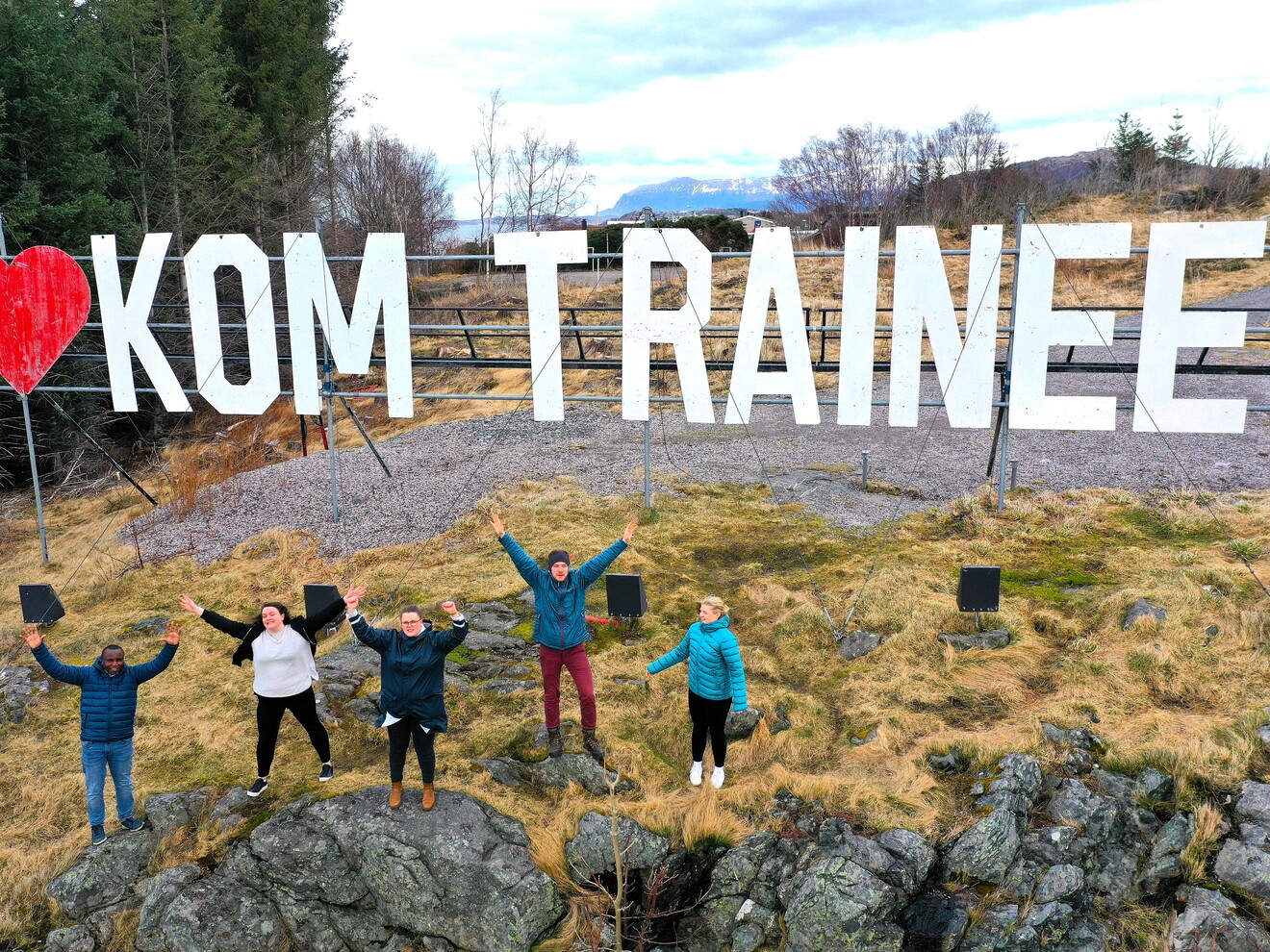 Tidligere traineer foran skiltet i Kristiansund!