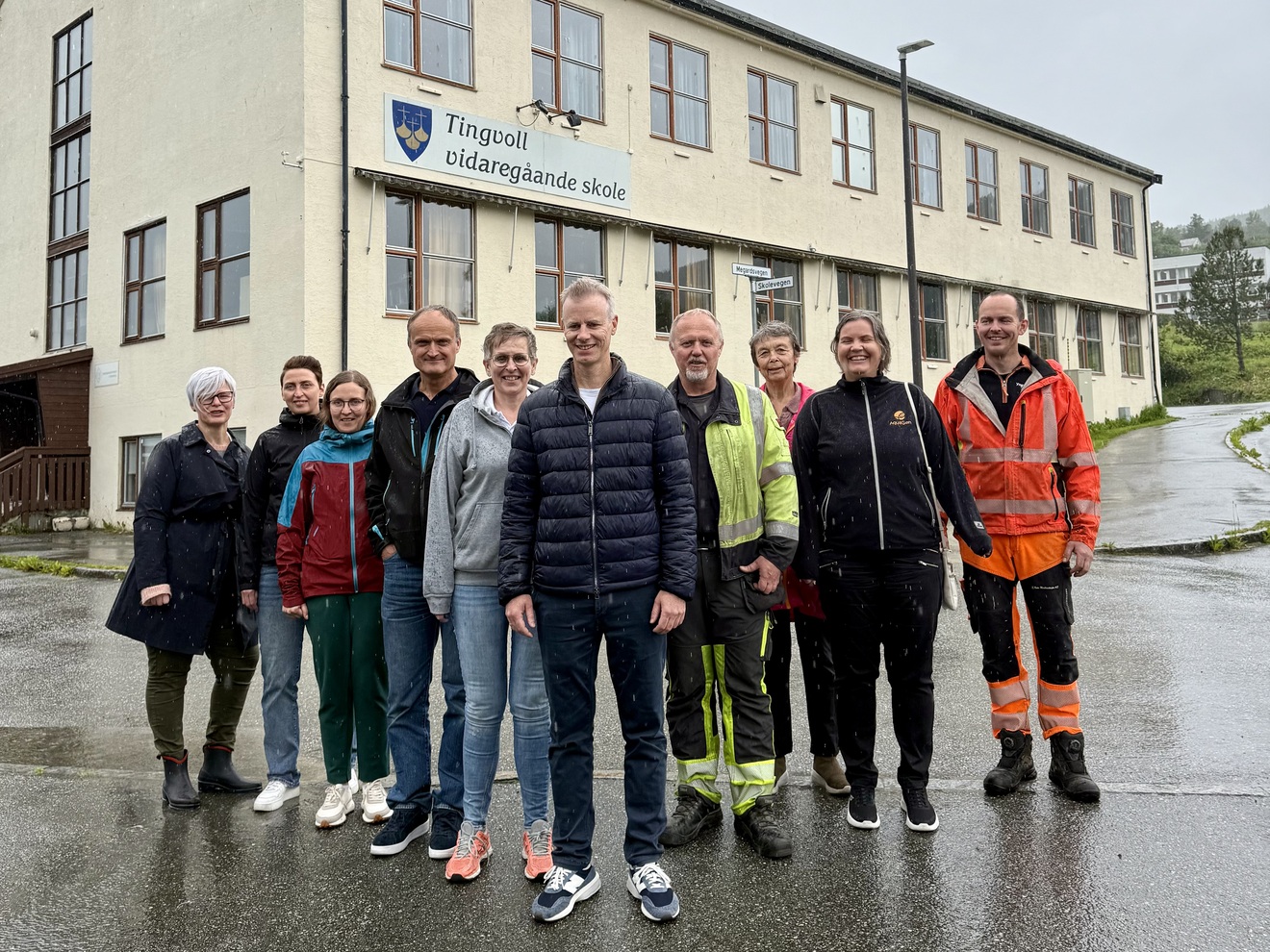 Vegard Nakstad og resten av initiativtakerne bak Tingvollmodellen foran Tingvoll VGS 