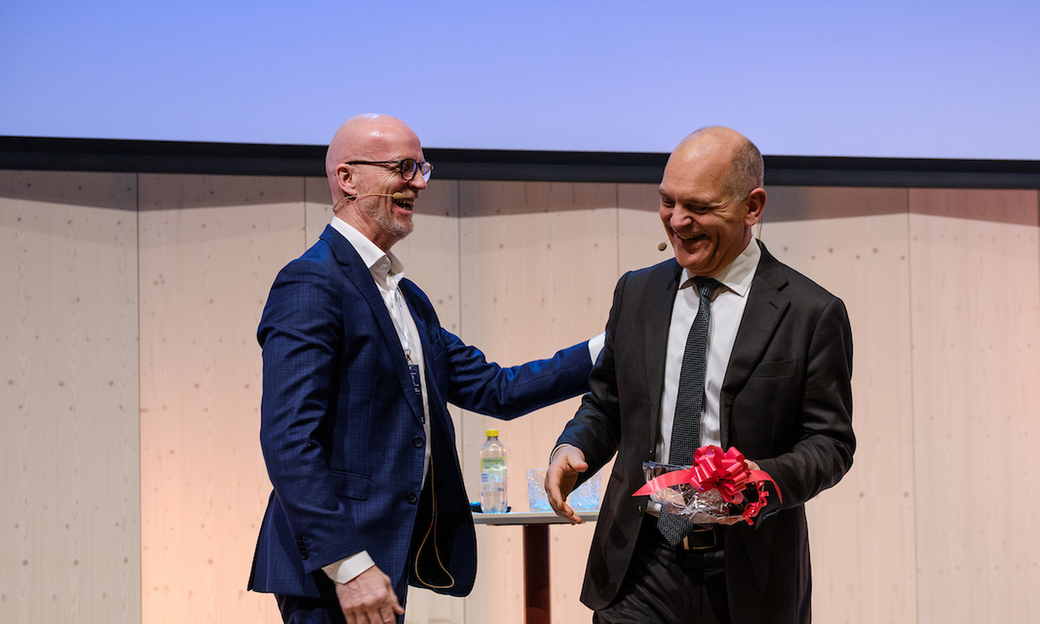 To menn i dress ler og går hver sin vei