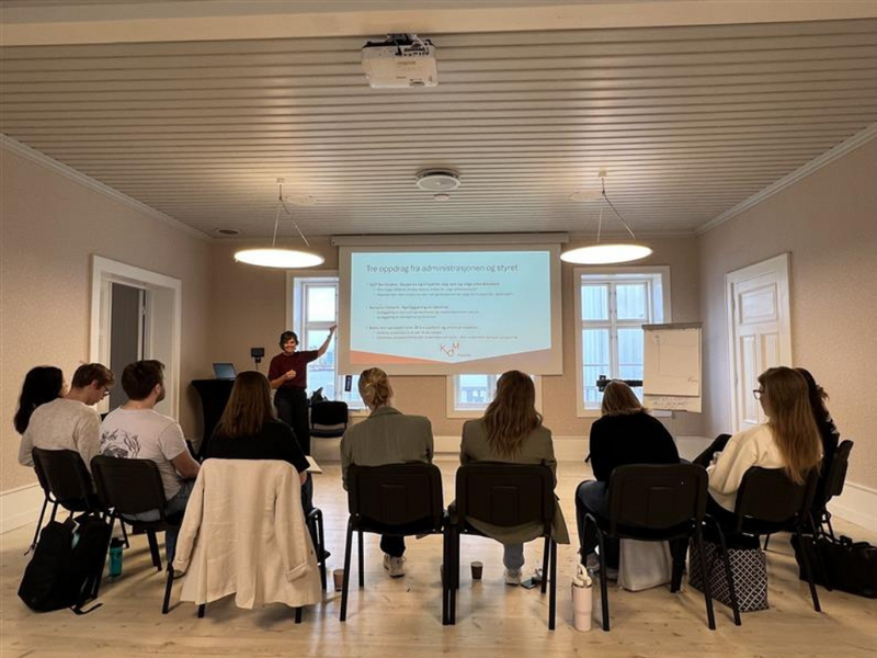 Gruppe med traineer med ryggen til 