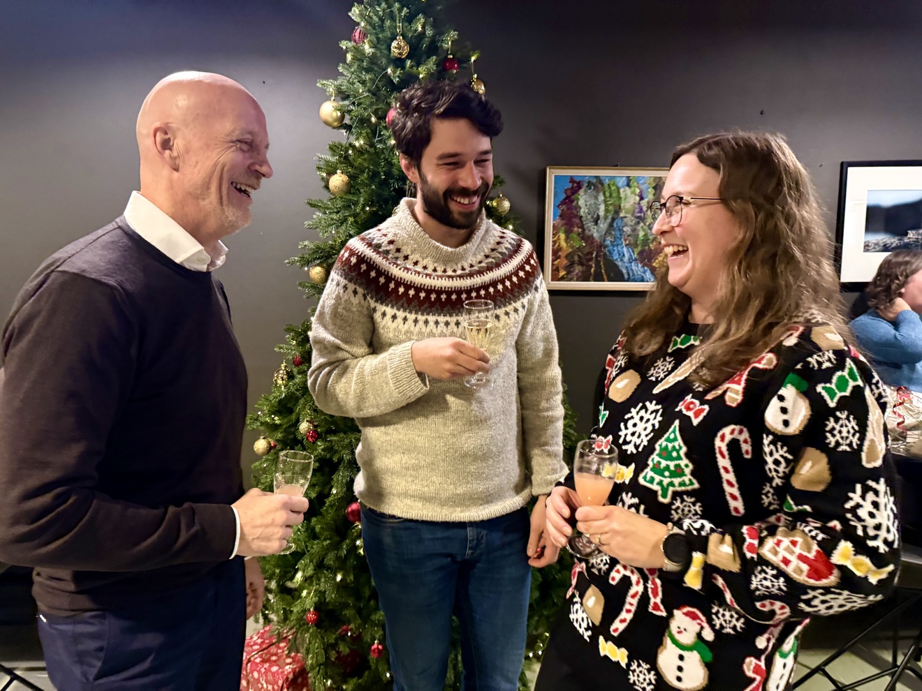 Ole Rugset i KNN, Sondre Ormset ved Tingvoll vgs og ordfører i Tingvoll, Ingrid Waagen Rimstad, jubler etter nesten full seier i saken om å beholde Tingvoll videregående skole. 