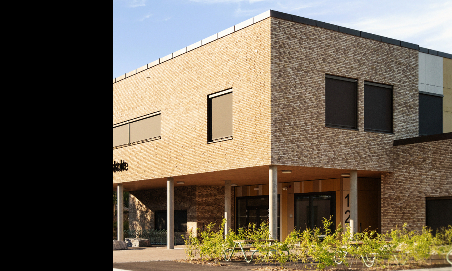 Bilde av skole laget av lys murstein