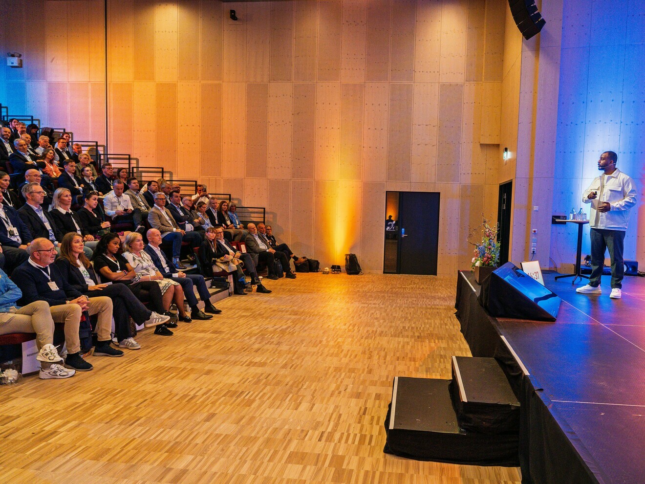 Daniel Getaneh Hatland på scenen foran publikum på Nordmørskonferansen 2025