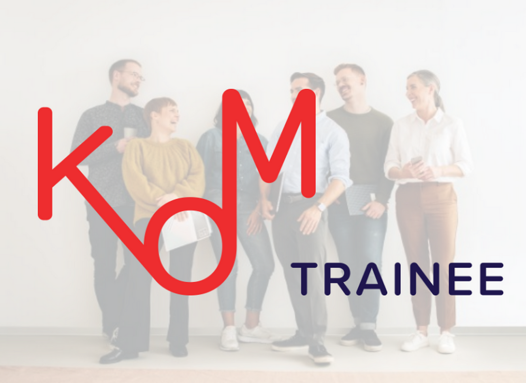 Foto med kom trainee logo