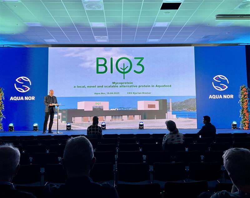 Kjartan Kramer, CEO Bio3, på scenen på Aqua Nor