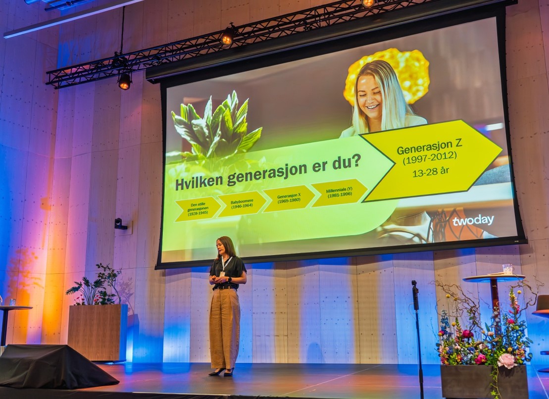 Foto av presentasjon på scene
