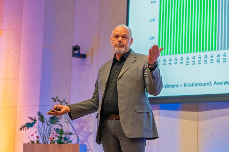 Foto av presentasjon på scene
