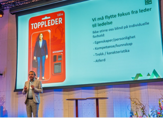 Foto av presentasjon på scene