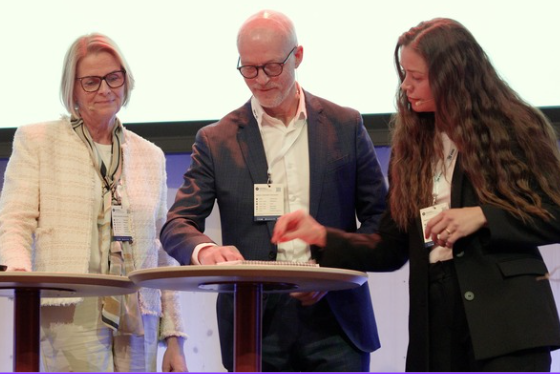 Foto av presentasjon på scene