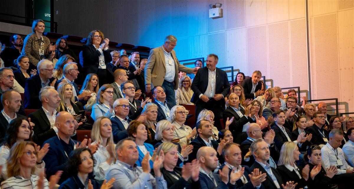 Foto av presentasjon på scene