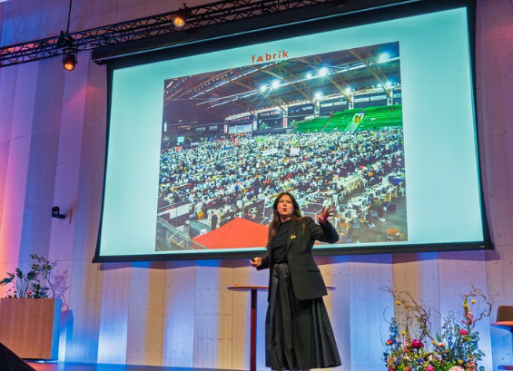 Foto av presentasjon på scene