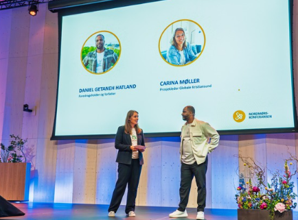 Foto av presentasjon på scene