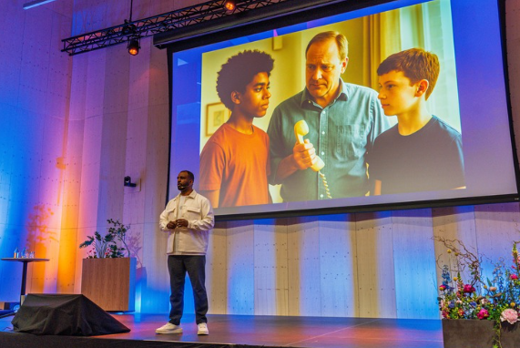 Foto av presentasjon på scene