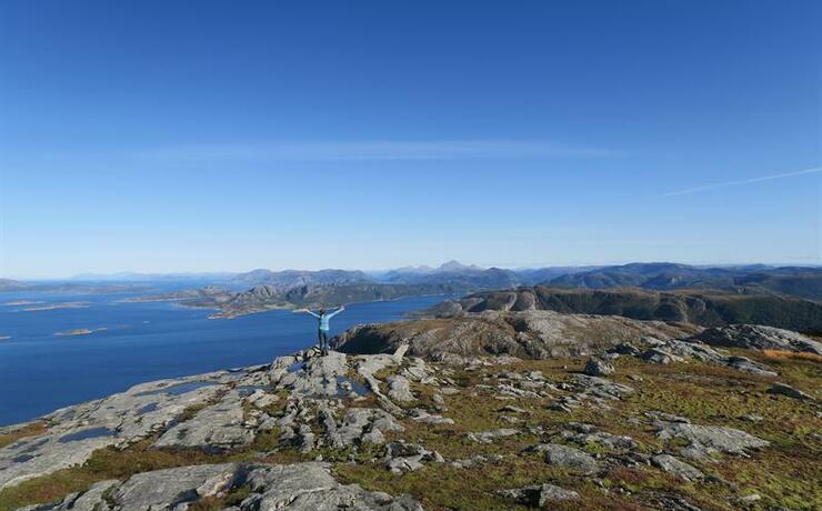 Utsikt mot Heilhornet og Helgeland fra Væremsnubben på Namdalskysten. Foto: Visit Namdalen